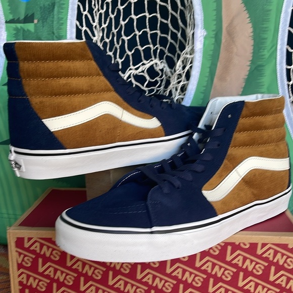Vans Men’s Sk8-Hi
Mini Cord Blue/Brown
VN0007NS0BO
Sneakers
UNISEX CORDUROY - Picture 11 of 16